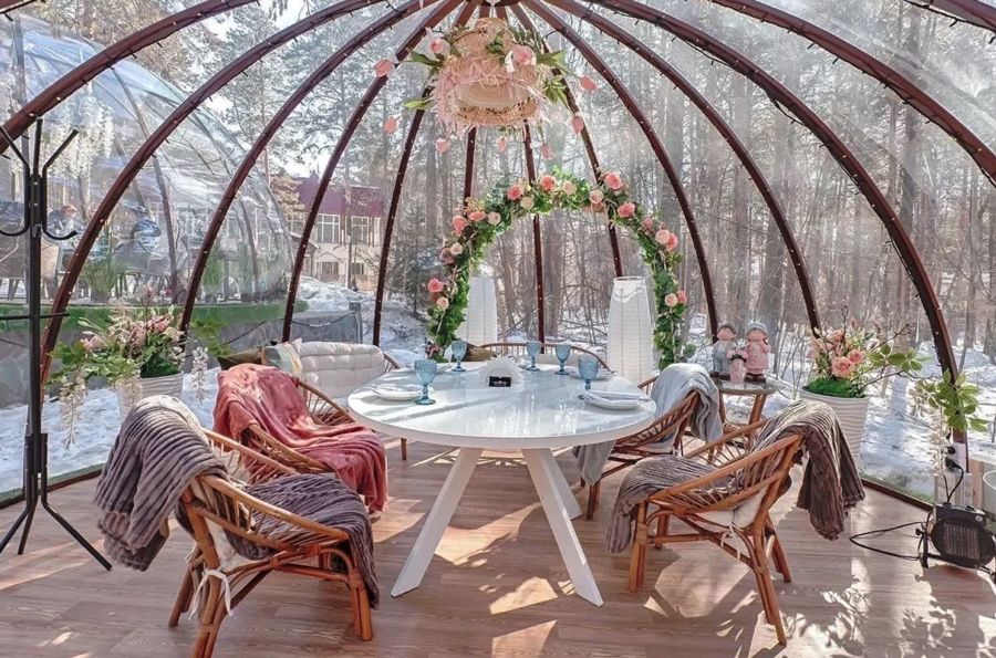 Стеклянная утепленная купольная беседка со столиком на свадьбу